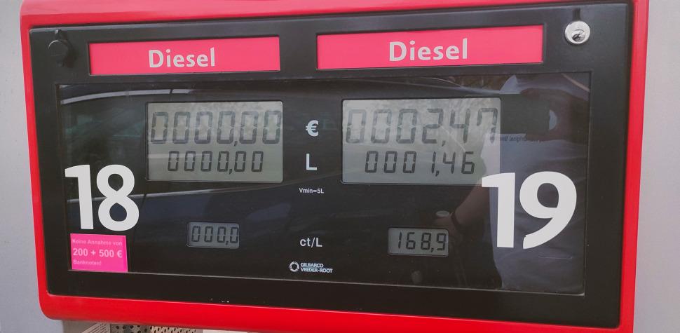 Zapfsäule Diesel, zeigt einen Preis von 1,689 €