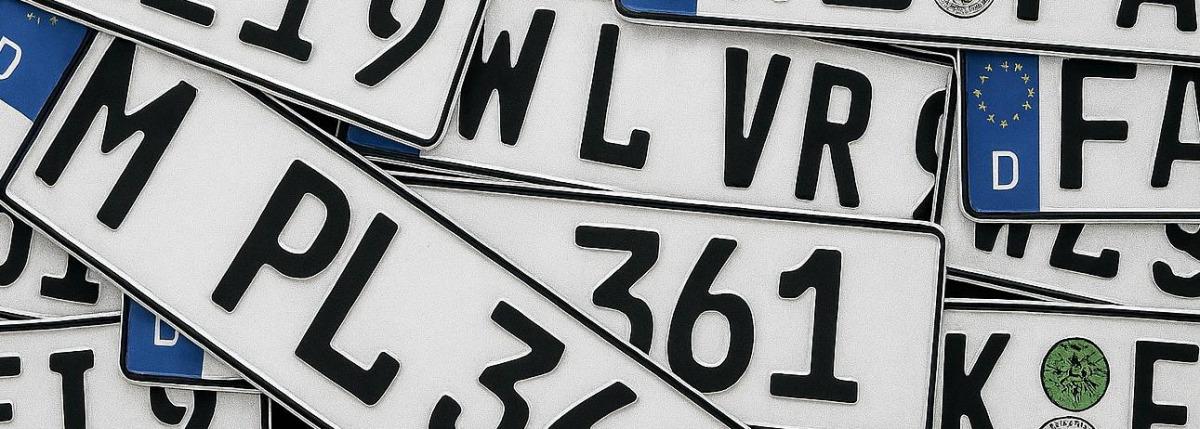 Nummerschilder KFZ Kennzeichen Ein Stapel von Nummernschildern in Nahaufnahme