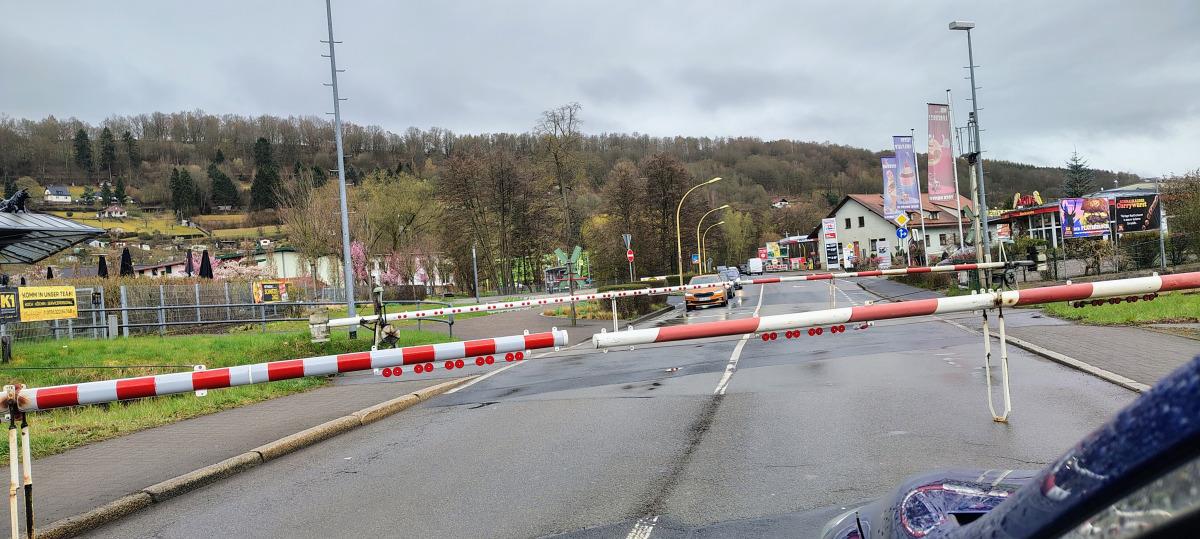 Auto steht vor einer Schranke in Schmalkalden, die sich nach der Durchfahrt eines Zuges nicht mehr öffnet