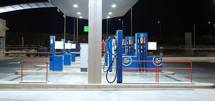 Tankstelle bei Nacht