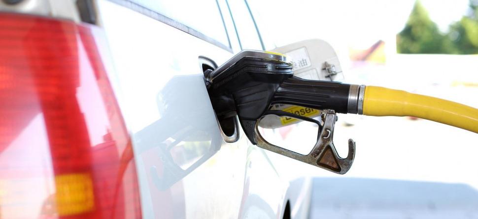 Nahaufnahme eines Stutzen, der in einem Autotank steckt